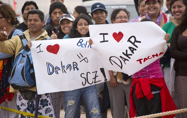 FOTO: Participantes en la llegada a Perú del Dakar 2012