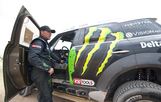 FOTO: Stephane Peterhansel en la llegada a Perú del Dakar 2012