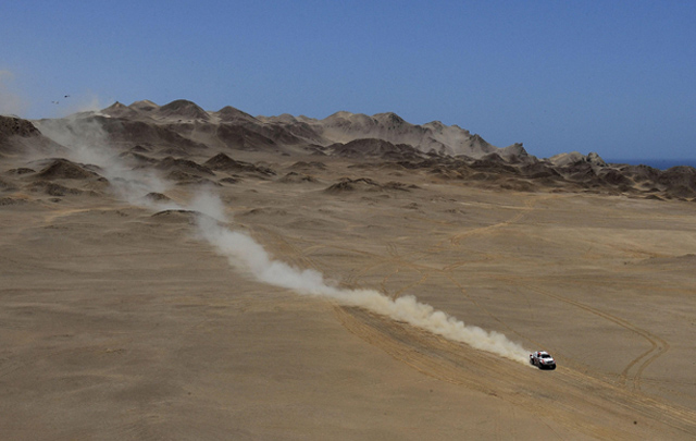 FOTO: Stephane Peterhansel en la duodécima etapa del Dakar 2012