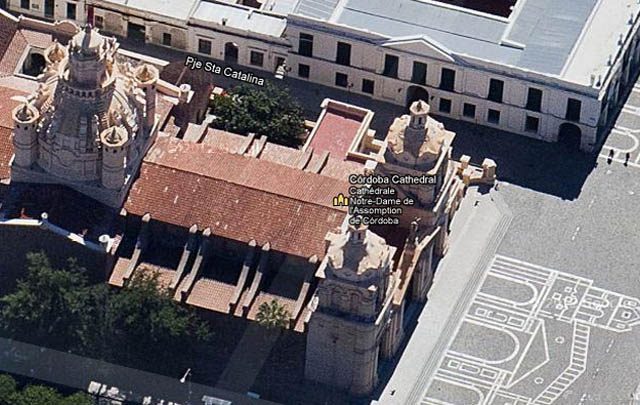 FOTO: Vista de la Catedral de Córdoba, Cabildo y plaza San Martín a 45 grados.