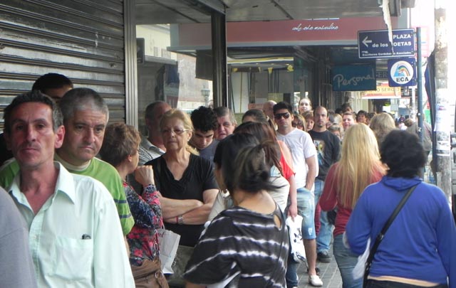 FOTO: La gente continuó con la espera por avenida Colón.