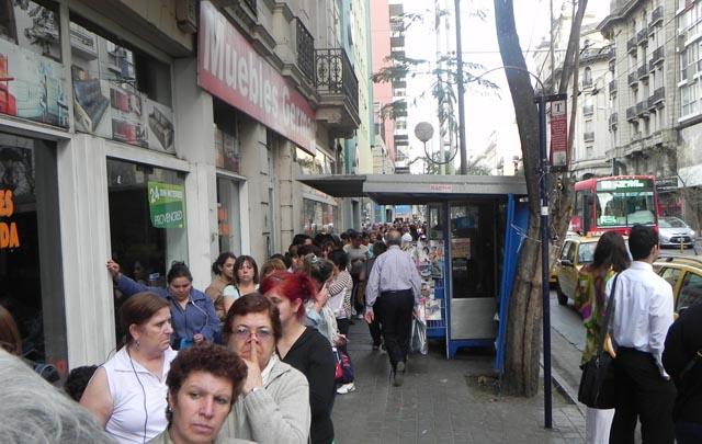 FOTO: La fila por Alvear, doblaba en avenida Colón.