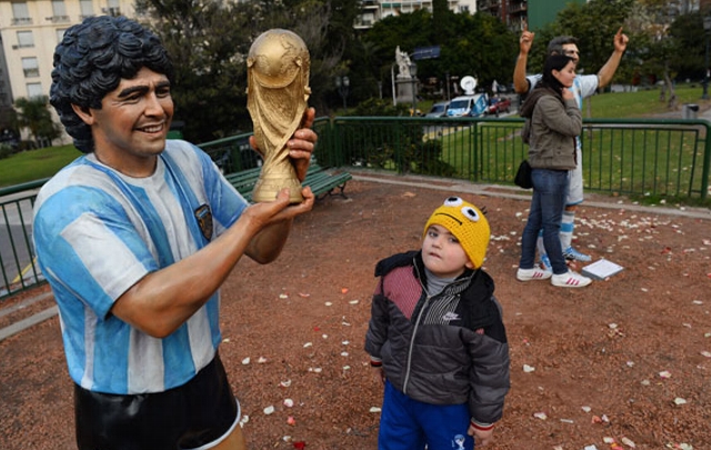 FOTO: La estatua de Fernando Pugliese dedicada a Diego.