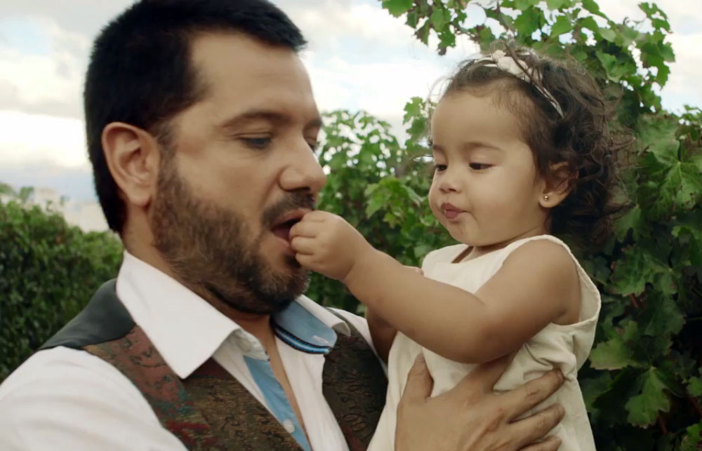 Jorge Rojas junto a su hija en el video 