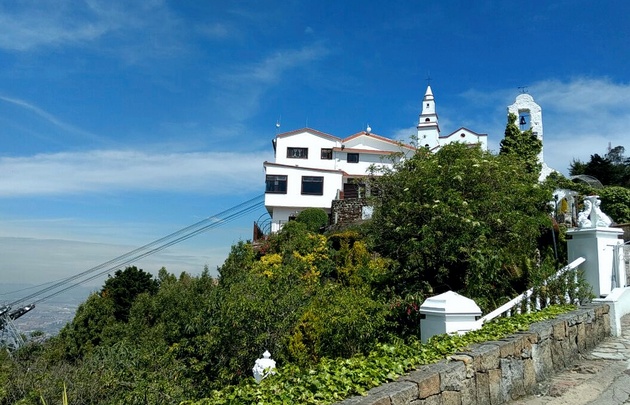 FOTO: En la cima hay una iglesia de 1915 donde está el Señor de Monserrate.