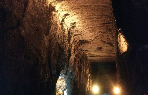 FOTO: Las luces van descubriendo las diferentes obras religiosas. 