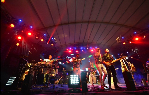 FOTO: El calor y el color de la música norteña llegó con Los Tekis.