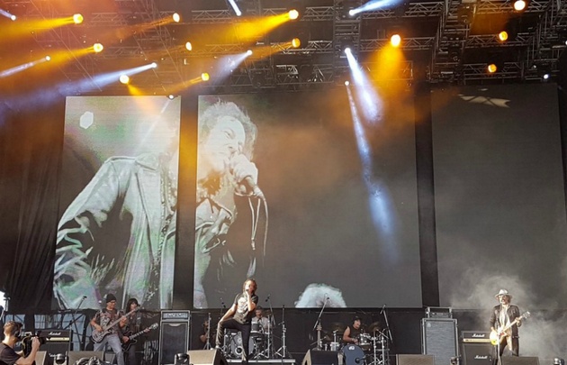 FOTO: Los Guarros, con Javier Calamaro.