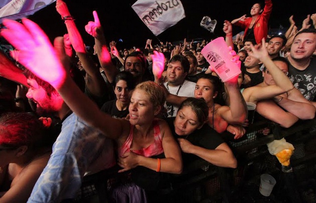 FOTO: Gente en la última noche del Cosquín Rock 2017