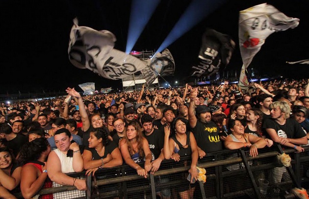 FOTO: Gente en la última noche del Cosquín Rock 2017