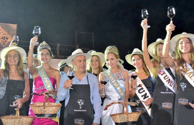 FOTO: Las reinas de la vendimia recogieron en vivo las uvas