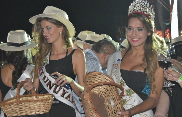 FOTO: Las reinas de la vendimia recogieron en vivo las uvas