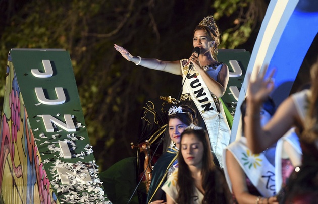 FOTO: La “Vendimia Para Todos” deleitó a los presentes con su carruaje. 