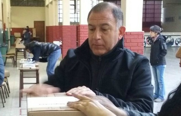 FOTO: Luis Juez fue fiscal de mesa en el Colegio San José de barrio Alto Alberdi.