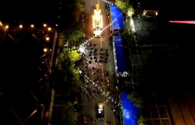 FOTO: Los carruajes estaban acompañados de bailarines.