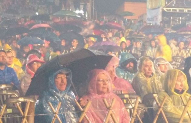 FOTO: La lluvia no impidió que los asistentes abandonaran el predio.