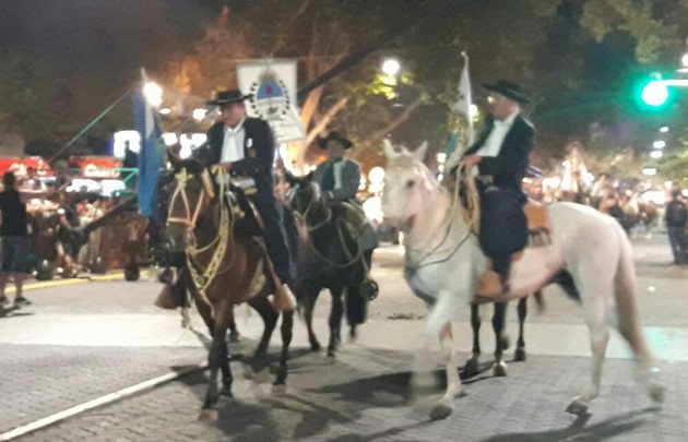 VIDEO: La Reina Nacional de la Vendimia 2017, Victoria Covolatti, inauguró el desfile.