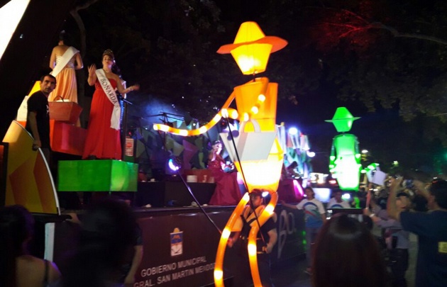 VIDEO: La orquesta de la Policía tocó el himno nacional antes del desfile.