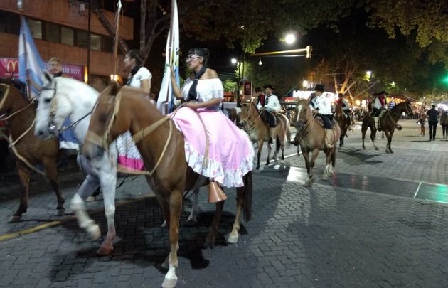 FOTO: Cada departamento exhibió su carruaje, reinas y productos.