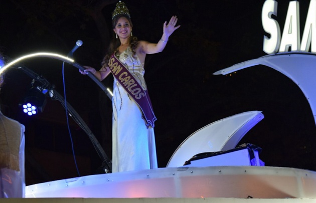 FOTO: Las reinas exhiben los atributos de sus localidades.