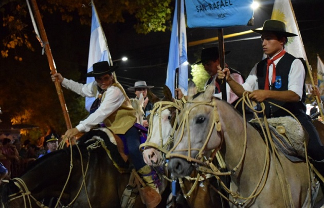 FOTO: Los carruajes colorean la noche mendocina.