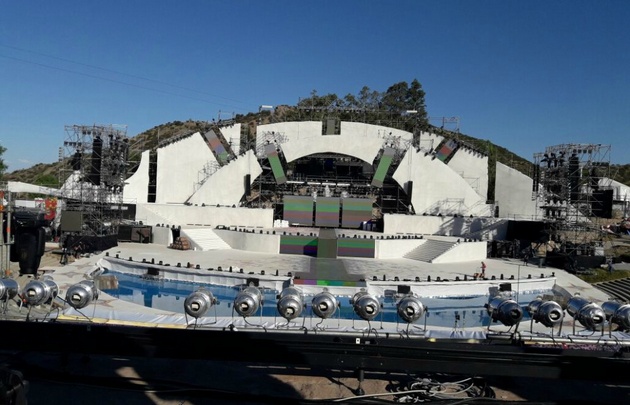 FOTO: Los bailarines realizan los últimos preparativos de la fiesta cuyana. 