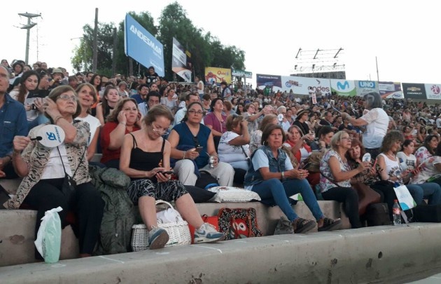 FOTO: Desde temprano el público comenzó a ocupar sus lugares en el teatro griego.