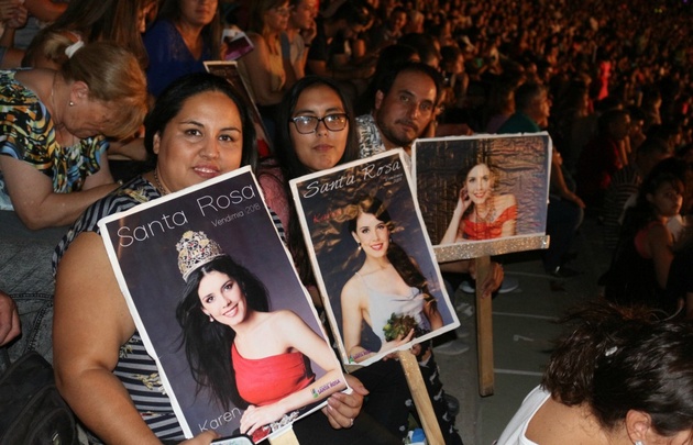 FOTO: Las candidatas tienen su "hinchada" en la tribuna.