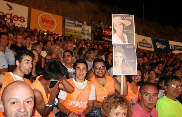 FOTO: Las candidatas tienen su "hinchada" en la tribuna.