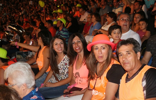 FOTO: Las candidatas tienen su "hinchada" en la tribuna.