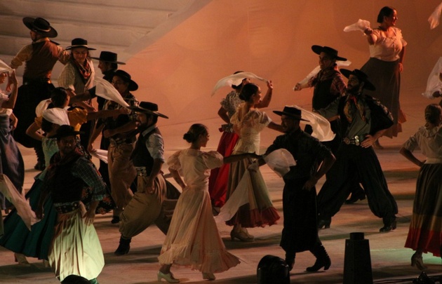 FOTO: Una gran puesta en escena con bailarines y actores en el teatro griego.