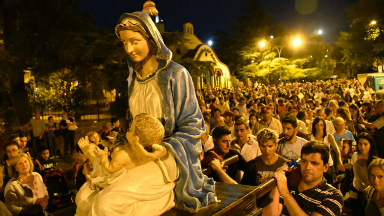 Más de 300 mil fieles en el Vía Crucis del Padre Ignacio - Juntos - Cadena  3 Argentina