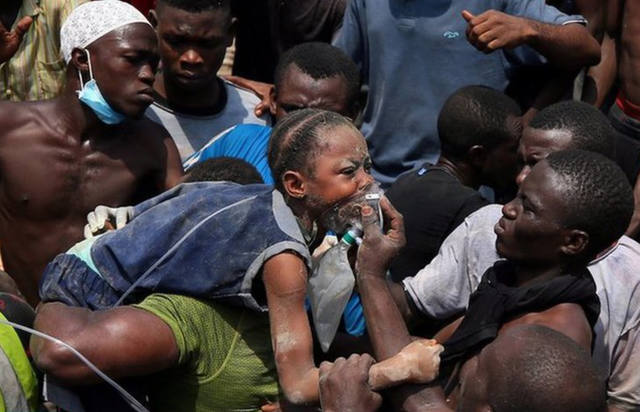 FOTO: Más de 100 niños atrapados al colapsar un colegio en Nigeria