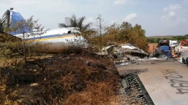 FOTO: 14 muertos tras caer un avión en Colombia