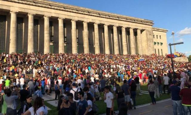 FOTO: Reclamo de venezolanos frente a facultad de Derecho de UBA