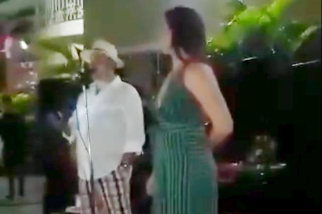 FOTO: El hombre que organizó la fiesta y su mujer (Imagen: video).