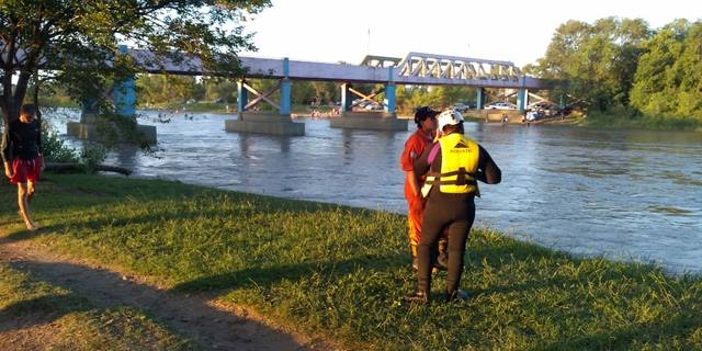 FOTO: Aún no hay rastros del joven que cayó al río en Pampayasta