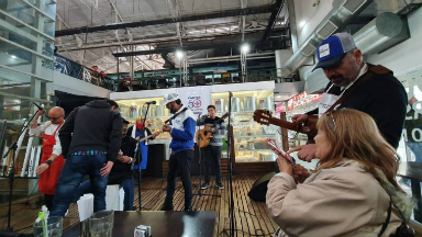 AUDIO: Los Tekis brindaron un mini show en el Mercado Norte