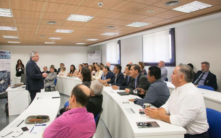 FOTO: Fernández al llegar a la Universidad Camilo José Cela de Madrid (Foto: @luisslima)