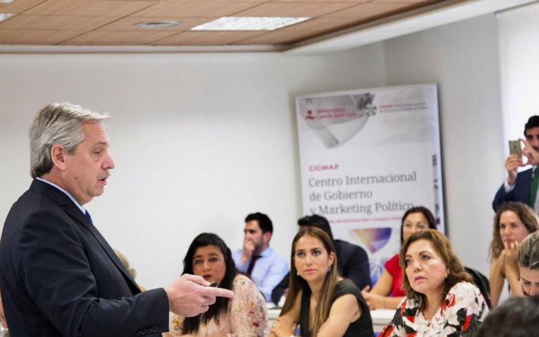 FOTO: Alberto Fernández disertó en una universidad de Madrid.