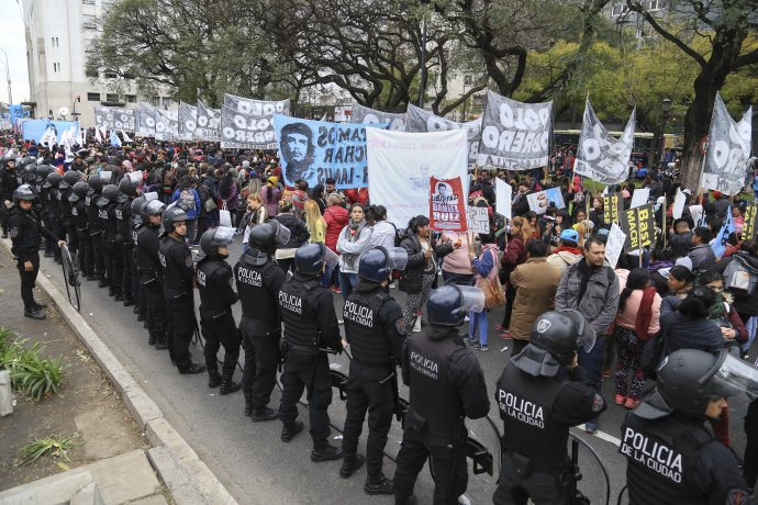 AUDIO: Un grupo de manifestantes se movilizó hacia el Congreso (por Orlando Morales)