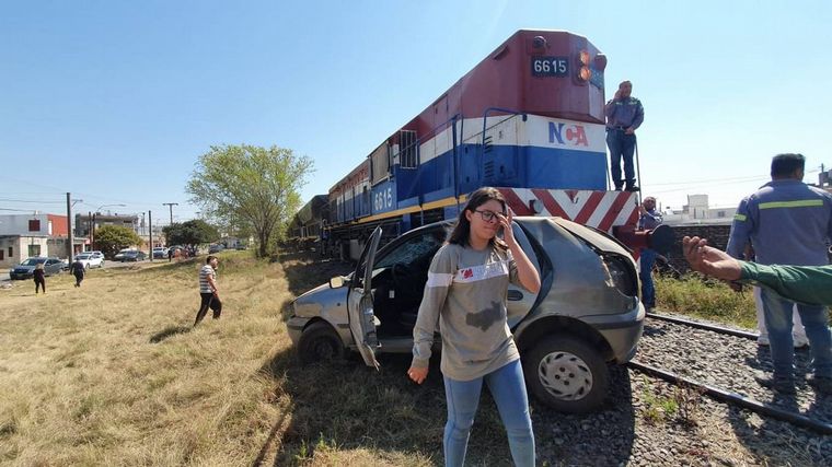 FOTO: Aparentemente, el auto quedó enganchado en las vías y el tren lo chocó.