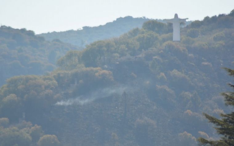 FOTO: El incendio afectó la zona del Cristo en La Cumbre.