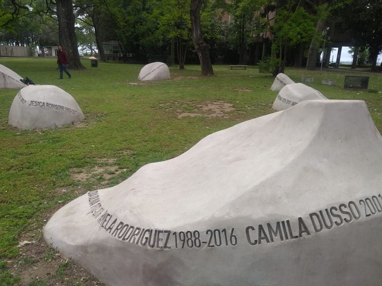 FOTO: Memorial en homenaje alas víctimas de femicidio en Santa Fe.