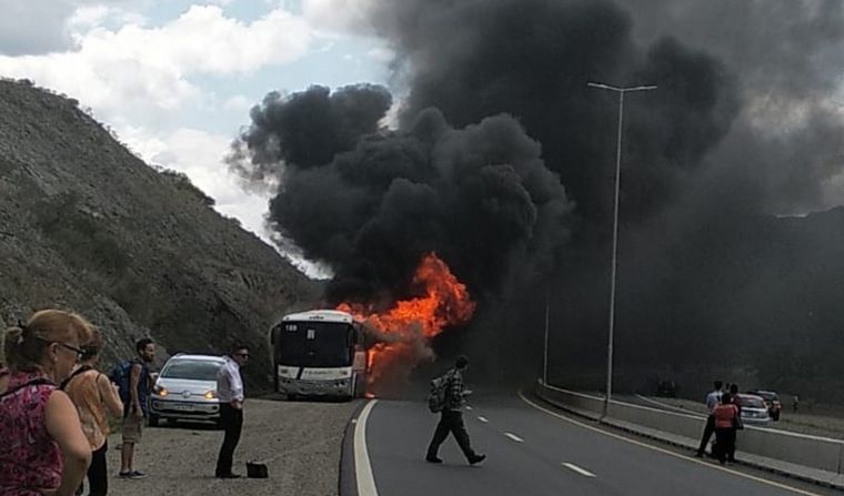 VIDEO: Incendio de un colectivo en Carlos Paz