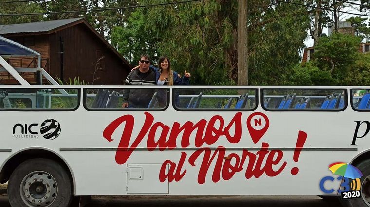 FOTO: City tour gratuito por Pinamar en un colectivo descapotable