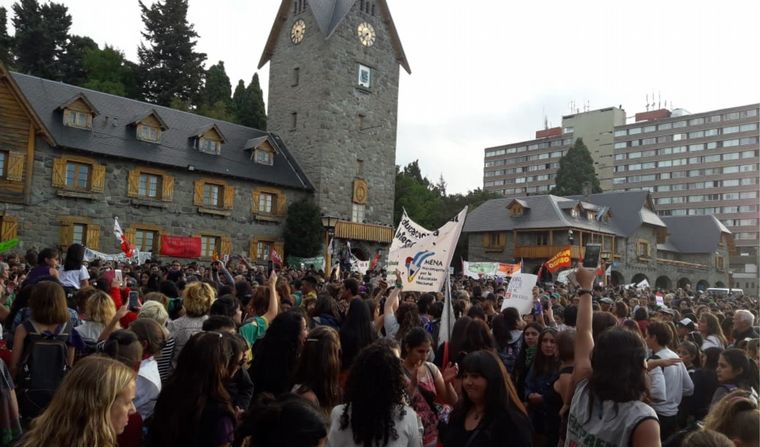 FOTO: 9M: Miles de mujeres se concentraron en el Centro Cívico de Bariloche.