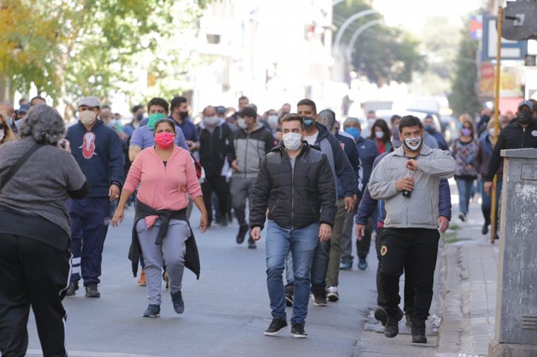 FOTO: Suoem protesta frente al Concejo Deliberante por proyecto de recortes.