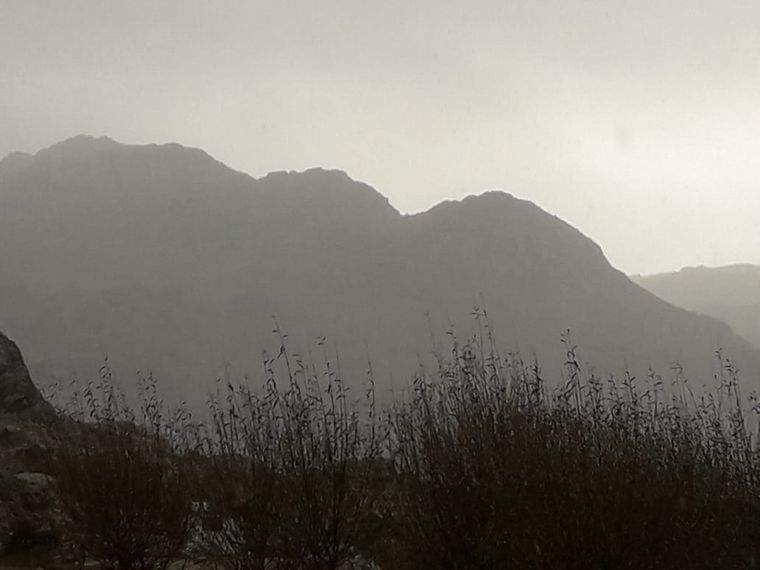 FOTO: Nieve en el pie del Cerro Champaquí. (Foto: Oscura Overa Turismo de Montaña)