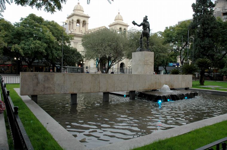 FOTO: La estatua de Jerónimo Luis de Cabrera, el fundador de la ciudad de Córdoba.